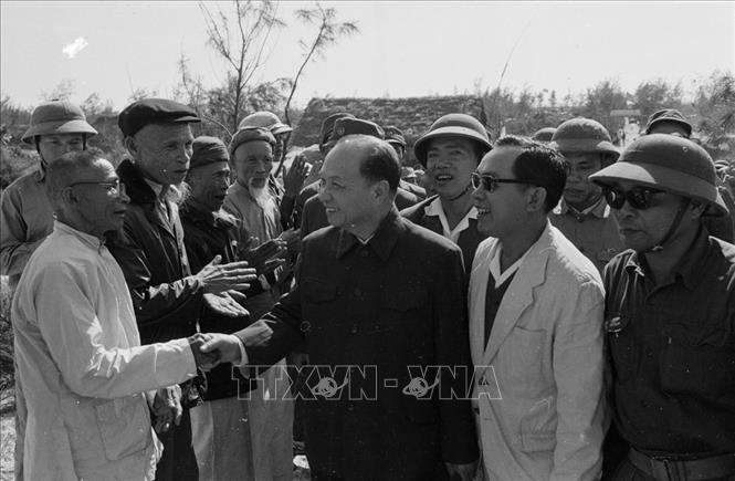 Tổng Bí thư Trường Chinh nói chuyện với đồng bào, cán bộ, chiến sỹ xã Ngư Thuỷ, tỉnh Quảng Bình, Xuân Giáp Dần 1974. Ảnh: Lâm Hồng - TTXVN