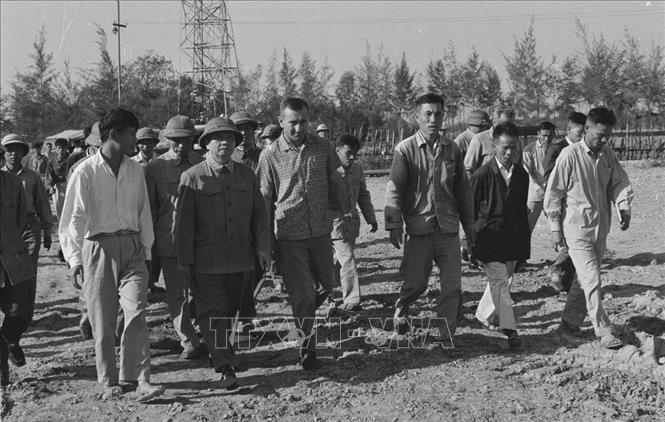 Tổng Bí thư Trường Chinh thăm công trường khoan dầu tại Đông Hưng, tỉnh Thái Bình. Ảnh: Ngọc Khanh - TTXVN