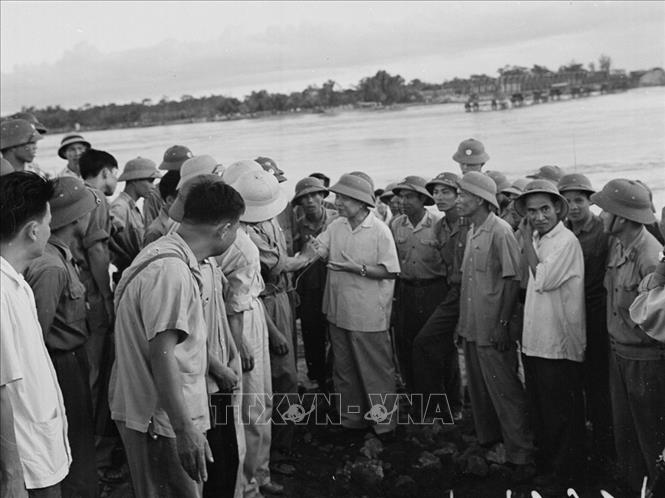 Đồng chí Trường Chinh thăm công trường T100 tại Hải Hưng. Ảnh: Ngọc Khanh - TTXVN