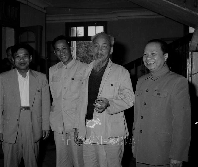 Chủ tịch Hồ Chí Minh và các đồng chí Trường Chinh, Lê Duẩn, Phạm Hùng tại kỳ họp thứ 4, Quốc hội khoá II (4/1962). Ảnh: TTXVN