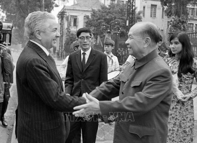 Đồng chí Trường Chinh tiếp đoàn Đại biểu Quốc hội Romania thăm chính thức Việt Nam, ngày 27/2/1978. Ảnh: Thế Trung - TTXVN