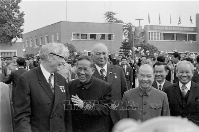 Các đồng chí Lê Duẩn, Trường Chinh đón đoàn Đảng Cộng sản Liên Xô thăm chính thức Việt Nam, ngày 12/12/1976. Ảnh: Tư liệu TTXVN