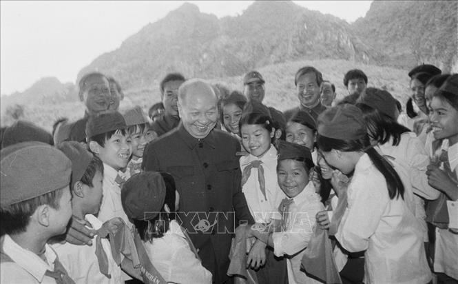 Đồng chí Trường Chinh, Chủ tịch Hội đồng Nhà nước với thiếu nhi tỉnh Lạng Sơn trong chuyến thăm Lạng Sơn, tháng 10/1984. Ảnh: Ngọc Đào - TTXVN