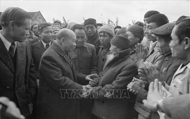 Tổng Bí thư Trường Chinh thăm hỏi các cụ già xã Sài Sơn, huyện Quốc Oai, Hà Sơn Bình (ngày 3/2/1984). Ảnh: Kim Hùng - TTXVN