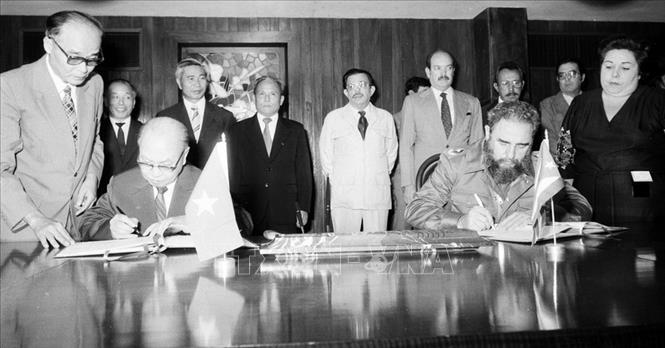 Chủ tịch Trường Chinh và Chủ tịch Fidel Castro ký Hiệp ước Hữu nghị và hợp tác Việt Nam - Cuba. Ảnh: TTXVN