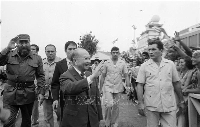 Chủ tịch Fidel Castro đón đồng chí Trường Chinh thăm chính thức Cuba, ngày 19/10/1982. Ảnh: TTXVN