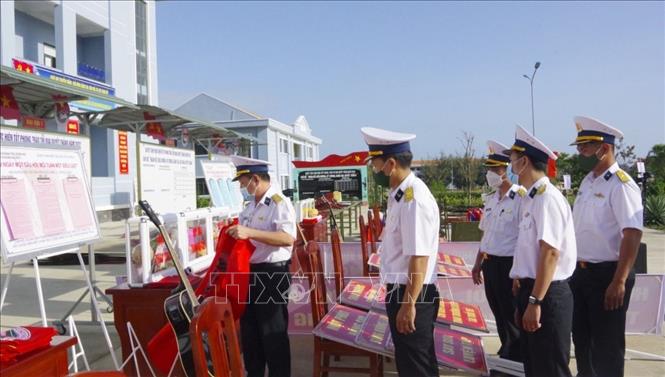 Đại tá Vi Đức Thanh, Phó Tư lệnh Vùng 4 kiểm tra tại Trung tâm huấn luyện Vùng. Ảnh: TTXVN phát