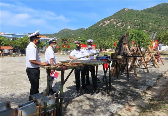 Đoàn công tác của Bộ Tư lệnh Vùng 4 Hải quân tiến hành kiểm tra tại Lữ đoàn 957. Ảnh: TTXVN phát