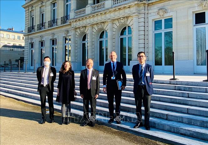 Phái đoàn Việt Nam và OECD chụp ảnh lưu niệm tại trụ sở Tổ chức Hợp tác và Phát triển Kinh tế (OECD) ở Paris. Ảnh: Tân Văn - P/v TTXVN tại Pháp
