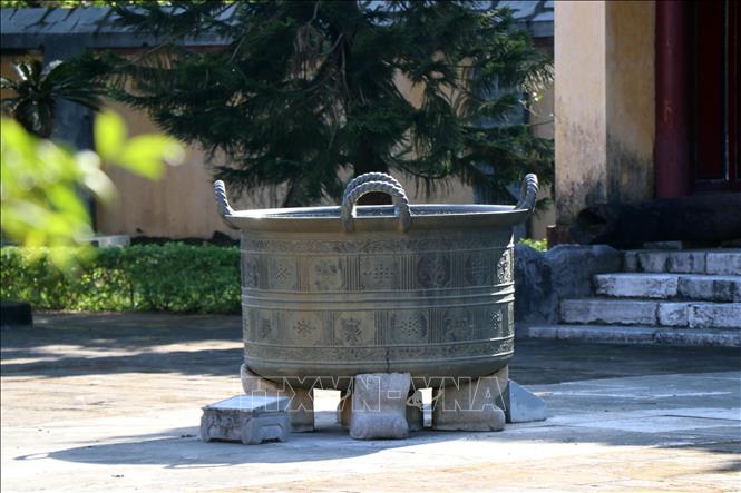 Trong ảnh:Chiếc vạc đồng được đúc vào năm 1673 - Bảo vật quốc gia đặt ở giữa sân Khu tẩm điện Lăng vua Đồng Khánh. Ảnh: Đỗ Trưởng - TTXVN