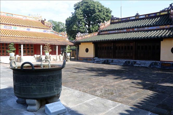 Trong ảnh:Chiếc vạc đồng được đúc vào năm 1673 - Bảo vật quốc gia đặt ở giữa sân Khu tẩm điện Lăng vua Đồng Khánh. Ảnh: Đỗ Trưởng - TTXVN