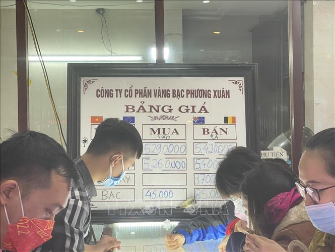 Trong ảnh: Giá vàng 9999 niêm yết tại tiệm vàng Phương Xuân sáng 10/2 là 5.420.000 đồng/chỉ bán ra và 5.280.000 đồng/chỉ mua vào. Ảnh: Hoàng Ngà - TTXVN

