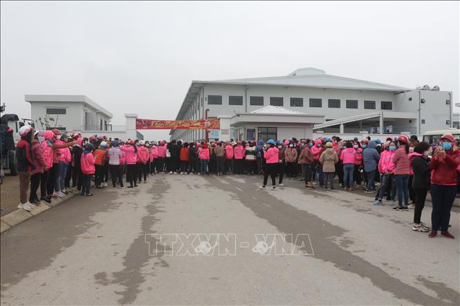 Trong ảnh: Không đồng tình với phản hồi từ phía doanh nghiệp, đây là ngày thứ 4 công nhân tiếp tục nghỉ việc và tụ tập trước Công ty để đòi quyền lợi. Ảnh: Bích Huệ - TTXVN