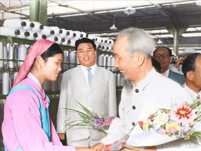 Chủ tịch Kim Nhật Thành và Chủ tịch Hồ Chí Minh tới thăm Nhà máy dệt Bình Nhưỡng (tháng 7/1957). Ảnh: Hãng thông tấn Triều Tiên

