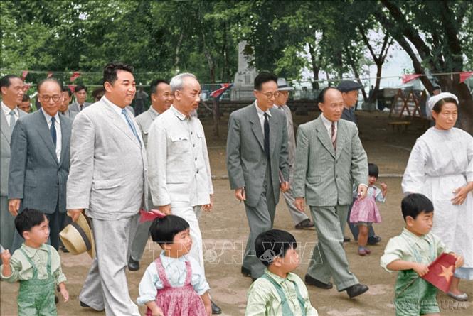 Chủ tịch Kim Nhật Thành và Chủ tịch Hồ Chí Minh tới thăm Nhà máy dệt Bình Nhưỡng (tháng 7/1957). Ảnh: Hãng thông tấn Triều Tiên
