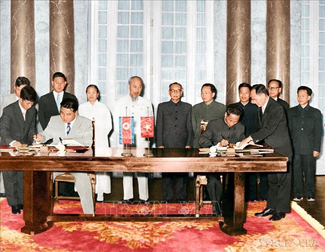 Ngày 1/12/1958, tại Hà Nội, Chủ tịch Kim Nhật Thành và Thủ tướng Việt Nam Phạm Văn Đồng ký kết Tuyên bố chung Việt Nam - Triều Tiên trước sự chứng kiến của Chủ tịch Hồ Chí Minh. Ảnh: Hãng thông tấn Triều Tiên
