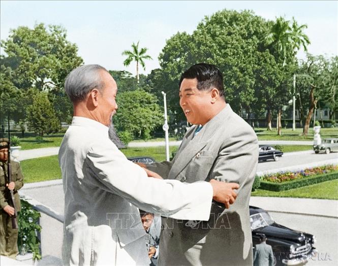 Chủ tịch Kim Nhật Thành gặp gỡ Chủ tịch Hồ Chí Minh (28/11/1958). Ảnh: Hãng thông tấn Triều Tiên
