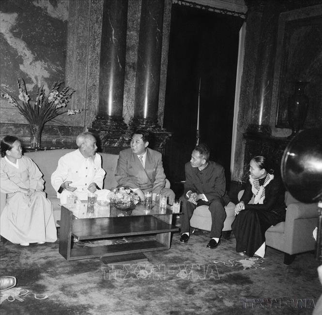 Ngày 28/11/1958, tại Phủ Chủ tịch, Chủ tịch Hồ Chí Minh tiếp Chủ tịch Kim Nhật Thành thăm hữu nghị Việt Nam từ ngày 28/11 đến 2/12/1958. Ảnh: TTXVN
