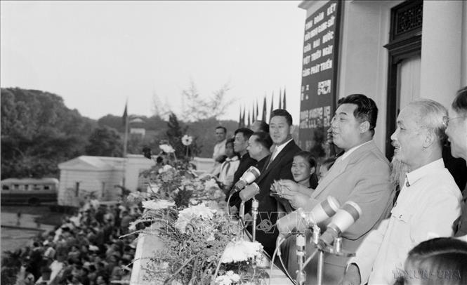 Chủ tịch Hồ Chí Minh và Chủ tịch Triều Tiên, Thủ tướng Kim Nhật Thành tham dự Lễ mit tinh trọng thể của nhân dân Thủ đô Hà Nội chào mừng chuyến thăm hữu nghị Việt Nam của Chủ tịch Kim Nhật Thành từ 28/11 đến 2/12/1958. Ảnh: TTXVN
