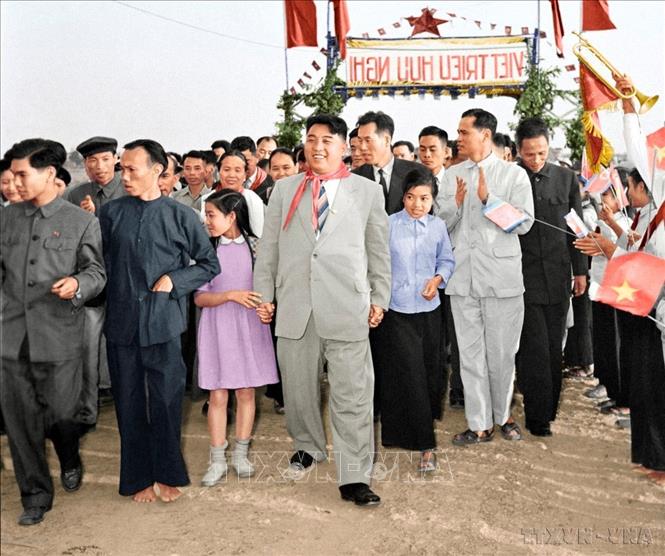 Chủ tịch Kim Nhật Thành tới thăm hợp tác xã tại Hà Nội (tháng 11/1958). Ảnh: Hãng thông tấn Triều Tiên
