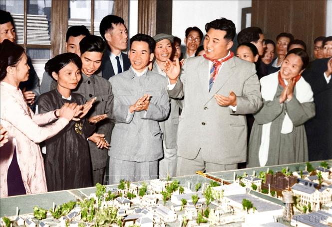 Chủ tịch Kim Nhật Thành tới thăm Nhà máy dệt Nam Định (tháng 11/1958). Ảnh: Hãng thông tấn Triều Tiên
