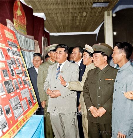 Chủ tịch Kim Nhật Thành xem những hình ảnh về thành tựu của Thủ đô Hà Nội (tháng 12/1958). Ảnh: Hãng thông tấn Triều Tiên
