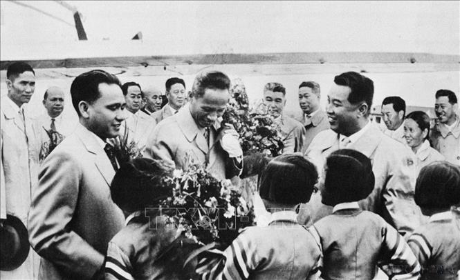 Chủ tịch Kim Nhật Thành (bên phải) chủ trì Lễ đón Đoàn đại biểu Chính phủ Việt Nam, do Thủ tướng Phạm Văn Đồng dẫn đầu, thăm hữu nghị chính thức CHDCND Triều Tiên, ngày 16/6/1961, tại sân bay Bình Nhưỡng. Ảnh: TTXVN

