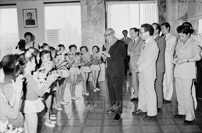 Chủ tịch Hội đồng Nhà nước Võ Chí Công với thiếu nhi Triều Tiên trong chuyến thăm Triều Tiên và trao Huân chương Sao vàng cho Chủ tịch Kim Nhật Thành. Ảnh: Minh Điền – TTXVN
