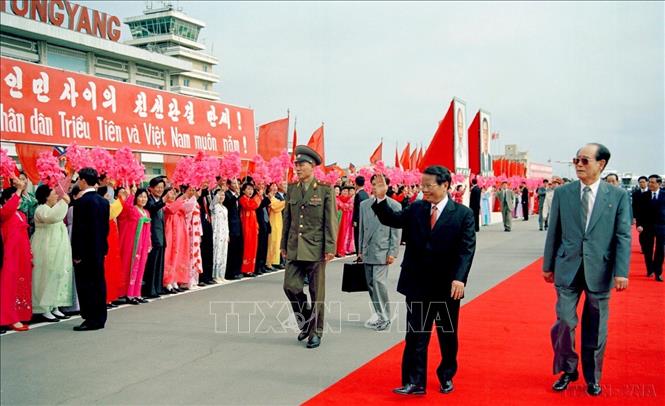 Nhân dân Thủ đô Bình Nhưỡng nồng nhiệt chào đón Chủ tịch nước Trần Đức Lương thăm chính thức CHDCND Triều Tiên, ngày 2/5/2002. Ảnh: Trọng Nghiệp – TTXVN