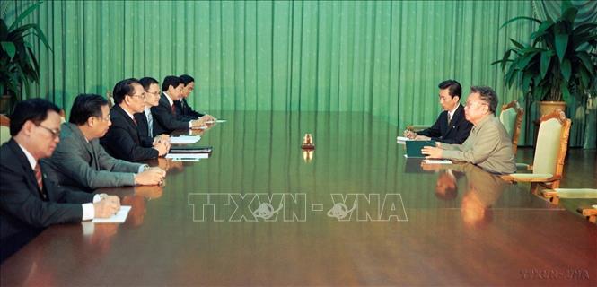 Tổng Bí thư Đảng Lao động Triều Tiên Kim Jong-il hội đàm với Tổng Bí thư Đảng Cộng sản Việt Nam Nông Đức Mạnh thăm hữu nghị chính thức Triều Tiên (Bình Nhưỡng, tháng 10/2007). Ảnh: Hãng thông tấn Triều Tiên
