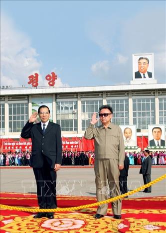 Tổng Bí thư Nông Đức Mạnh và Tổng Bí thư Đảng Lao động Triều Tiên Kim Jong-il tại Lễ đón ở sân bay Bình Nhưỡng, ngày 16/10/2007, trong chuyến thăm hữu nghị chính thức CHDCND Triều Tiên từ ngày 16-18/10/2007. Ảnh: Đinh Xuân Tuân – TTXVN

