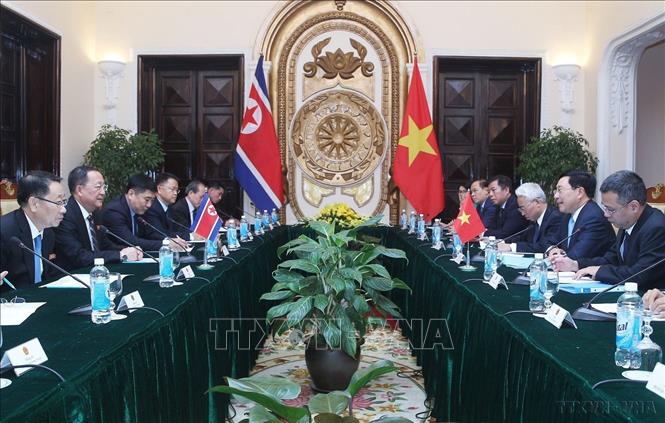 Phó Thủ tướng, Bộ trưởng Ngoại giao Phạm Bình Minh hội đàm với Bộ trưởng Ngoại giao Triều Tiên Ri Yong-ho thăm chính thức Việt Nam (Hà Nội, 30/11/2018). Ảnh: Văn Điệp – TTXVN
