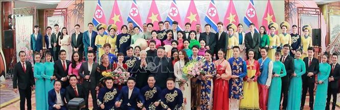 Chủ tịch Triều Tiên Kim Jong-un chụp ảnh với các nghệ sĩ Việt Nam (tháng 3 năm 2019). Ảnh: Hãng thông tấn Triều Tiên
