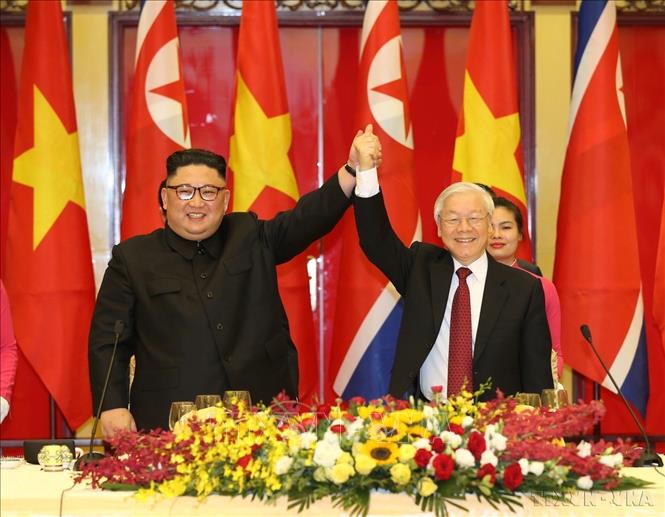 Tổng Bí thư, Chủ tịch nước Nguyễn Phú Trọng và Chủ tịch Triều Tiên Kim Jong-un nắm tay nhau, thể hiện tình hữu nghị giữa hai Đảng, hai Nhà nước và nhân dân Việt Nam - Triều Tiên (Hà Nội, 1/3/2019). Ảnh: Trí Dũng – TTXVN
