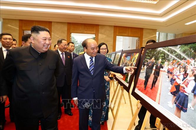 Chủ tịch Triều Tiên Kim Jong-un và Thủ tướng Nguyễn Xuân Phúc tham quan Trưng bày ảnh 