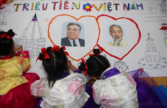 Trẻ em lớp học mang tên Kim Nhật Thành của Trường Mẫu giáo Hữu nghị Việt – Triều (Hà Nội) vẽ bức tranh 