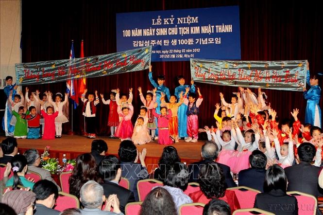 Tiết mục văn nghệ chào mừng của cô giáo và học sinh Trường Mẫu giáo Hữu nghị Việt – Triều tại Lễ kỷ niệm 100 năm Ngày sinh Chủ tịch Kim Nhật Thành (Hà Nội, 22/2/2012). Ảnh: An Đăng – TTXVN

