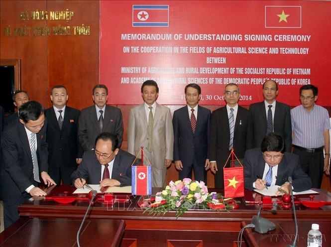 Thứ trưởng Bộ Nông nghiệp và Phát triển nông thôn Việt Nam Lê Quốc Doanh và Thứ trưởng Bộ Kinh tế đối ngoại Triều Tiên Ri Myong-san ký biên bản ghi nhớ hợp tác trong lĩnh vực khoa học kỹ thuật nông nghiệp giữa hai nước (Hà Nội, 30/10/2014). Ảnh: Đình Huệ - TTXVN
