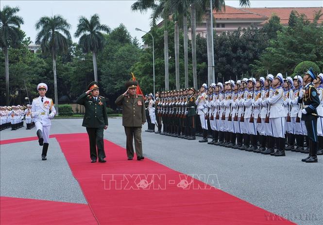 Đại tướng, Bộ trưởng Quốc phòng Phùng Quang Thanh đón Đại tướng, Bộ trưởng Bộ các Lực lượng vũ trang nhân dân Triều Tiên Pak Yong-sik thăm chính thức Việt Nam, sáng 27/11/2015. Ảnh: Trọng Đức – TTXVN
