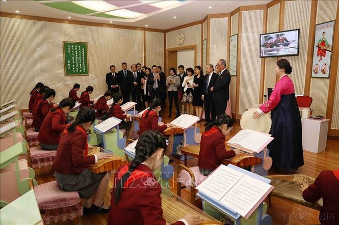 Phó Trưởng Ban Thường trực Ban Tuyên giáo Trung ương Võ Văn Phuông thăm Cung thiếu nhi Vạn Cảnh Đài ở Thủ đô Bình Nhưỡng (12/4/2019). Ảnh: Phương Hoa – TTXVN
