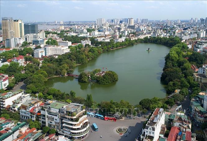 Thủ đô Hà Nội với Hồ Gươm xanh mát giữa lòng Thành phố. Ảnh: TTXVN 
