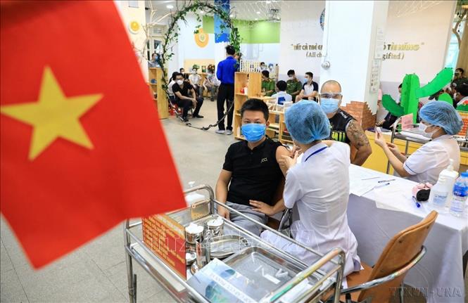 Tiêm vaccine phòng COVID-19 miễn phí cho người dân Việt Nam. Ảnh: Thành Đạt – TTXVN
