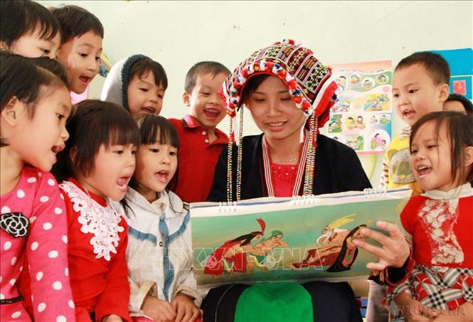 Kể chuyện cho trẻ mầm non ở điểm trường Đồng Măng, Phú Thọ. Ảnh: Trung Kiên-TTXVN
