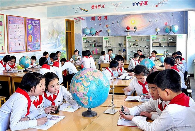 Học sinh Triều Tiên say mê nghiên cứu khoa học. Ảnh: Hãng thông tấn Triều Tiên 
