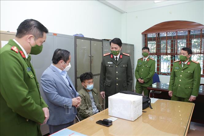 Phó Chủ tịch Thường trực UBND tỉnh Lai Châu Tống Thanh Hải cùng Giám đốc Công an tỉnh Lai Châu Nguyễn Viết Giang kiểm tra tang vật cùng đối tượng vận chuyển trái phép chất ma túy. Ảnh: Quý Trung – TTXVN