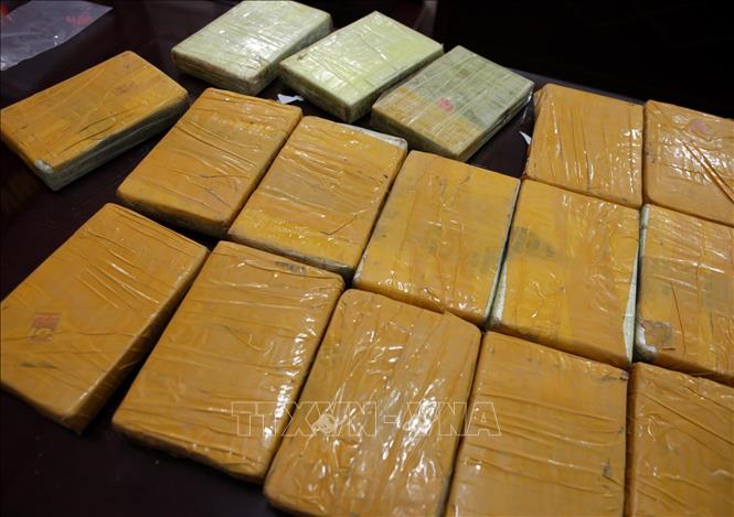 Tang vật của vụ án 21 bánh heroin có trọng lượng hơn 7kg. Ảnh: Quý Trung – TTXVN