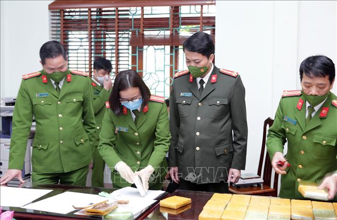 Giám đốc Công an tỉnh Lai Châu Nguyễn Viết Giang chỉ đạo các lực lượng kiểm tra cân số heroin tang vật của vụ án. Ảnh: Quý Trung – TTXVN