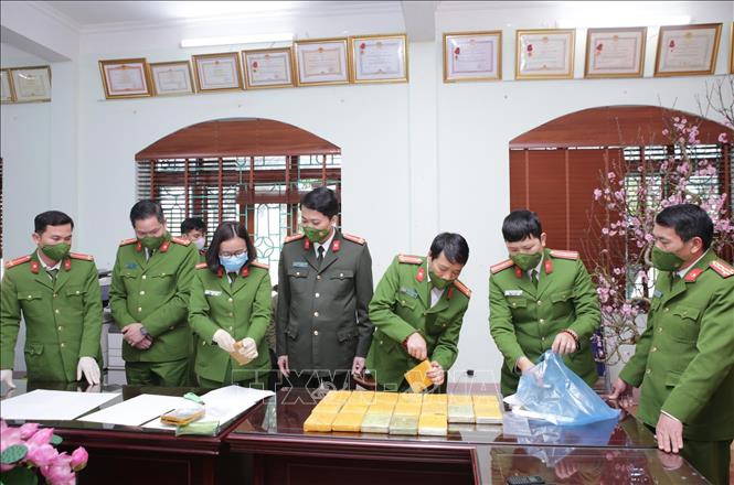 Giám đốc Công an tỉnh Lai Châu Nguyễn Viết Giang chỉ đạo các lực lượng kiểm tra cân số heroin tang vật của vụ án. Ảnh: Quý Trung – TTXVN