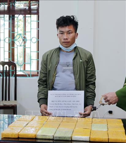 Đối tượng Sùng A Lù, sinh năm 1993, dân tộc Mông, hộ khẩu thường trú tại bản Hô Bon, xã Phúc Khoa, huyện Tân Uyên (Lai Châu) cùng tang vật của vụ án. Ảnh: Quý Trung – TTXVN