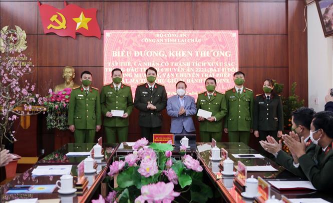 Giám đốc Công an tỉnh Lai Châu Nguyễn Viết Giang khen thưởng Phòng Cảnh sát điều tra tội phạm về ma túy, Công an tỉnh Lai Châu. Ảnh: Quý Trung - TTXVN